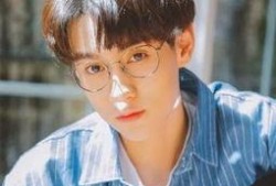 吃瓜网红男博主戴眼镜,吃瓜界的时尚新宠